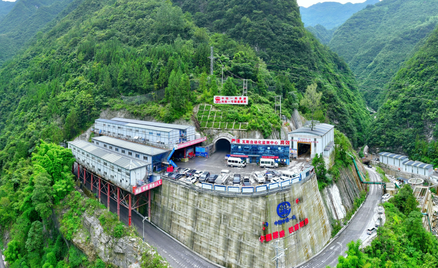 西渝高铁向阳一号隧道顺利贯通
